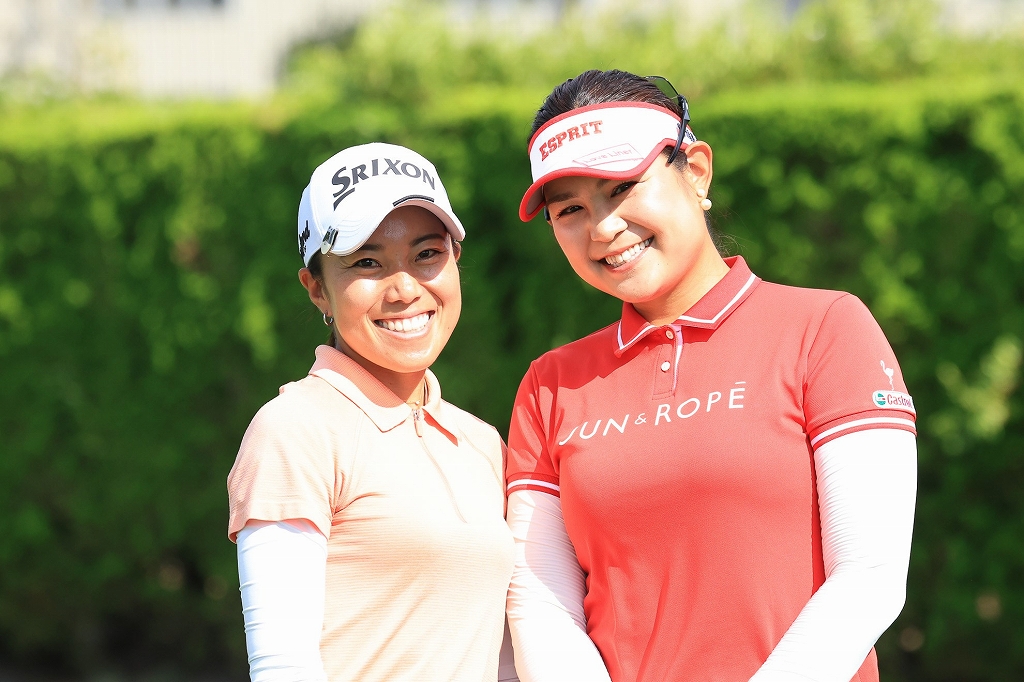 倉田珠里亜プロ（右）と中山三奈プロ